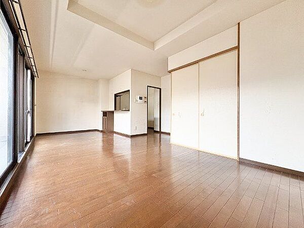 開放感と明るさをもたらす魅力のリビング。キッチンスペースまで明るくなります。自然とくつろぎの場所に。