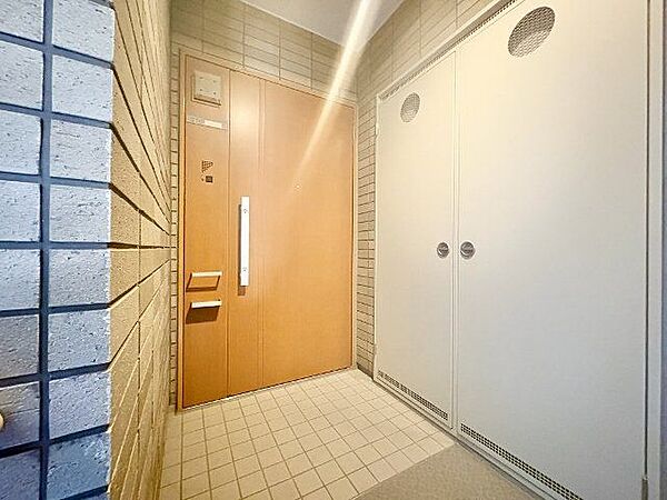 毎日出入りに使う玄関は外出する時は爽やかに、帰宅するときはホッとする落ち着いた空間へ。