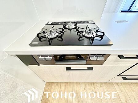 忙しいときでも一度にたくさんの料理が作れる3口コンロ。使い勝手の良さを考えました。