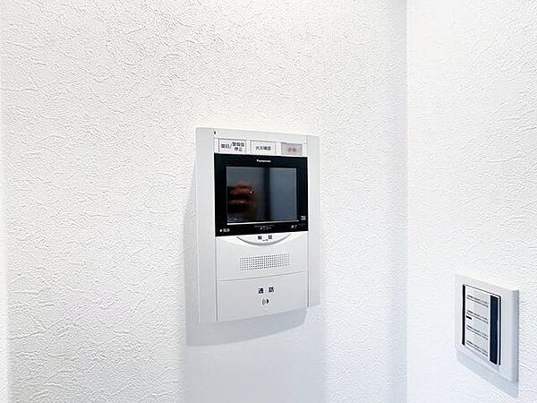 来訪者の確認ができるモニター付インターホン完備で安心。
