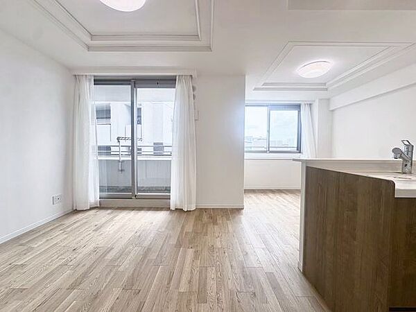 柔らかな光の下で静かなひととき。みんなが集うあたたかな住まいへ。