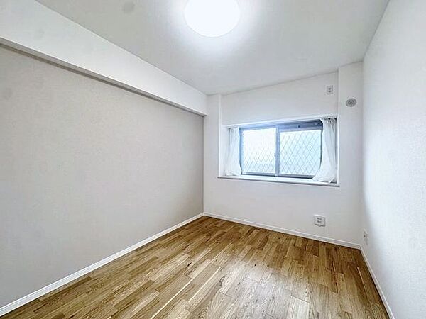 シンプルでさりげないコントラストが、寝室を安らげる落ち着いた空間にしてくれます。