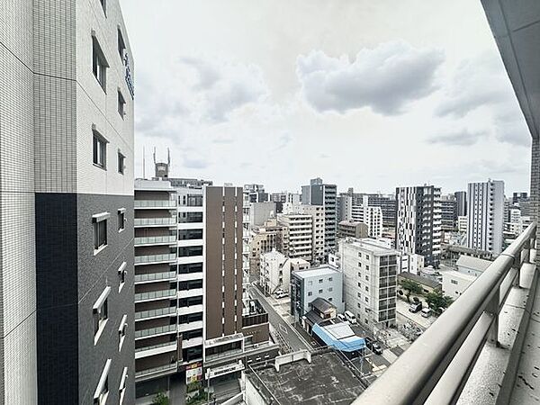 通り抜ける風が心地よく感じられる開放的なルーフバルコニー。