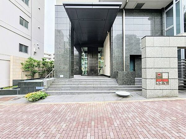 上質なデザインが落ち着きと高級感を与えます。お客様をもてなすのにぴったりなエントランス空間です。