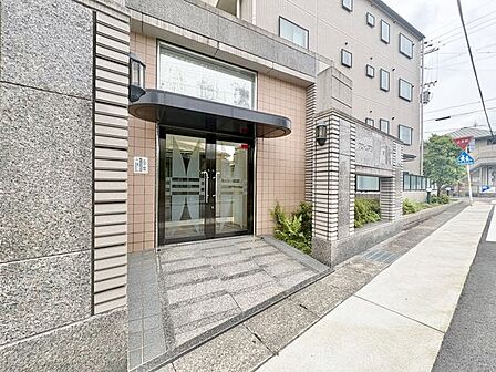 格調高いデザイン性を持つエントランスは、住む方のプライドを満たすクオリティ。