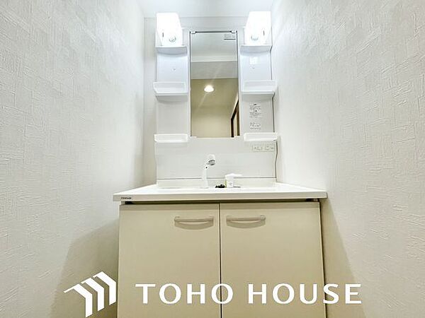 清潔感のある色合いのプライベート空間は、身だしなみチェックや肌のお手入れに最適です。