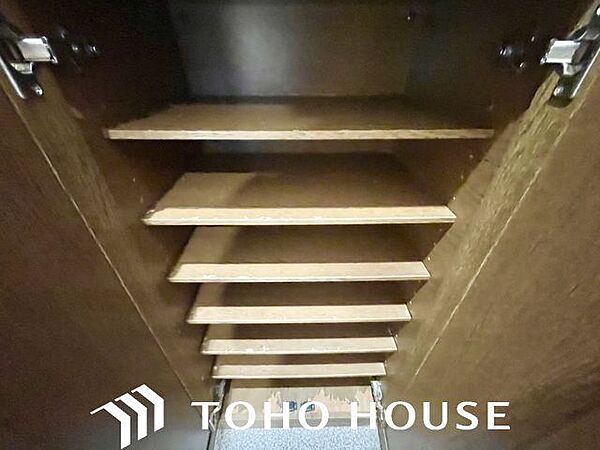 清潔感のある空間を保てるよう収納スペースを広く設けてますので、玄関をスッキリ綺麗な空間に纏めます。