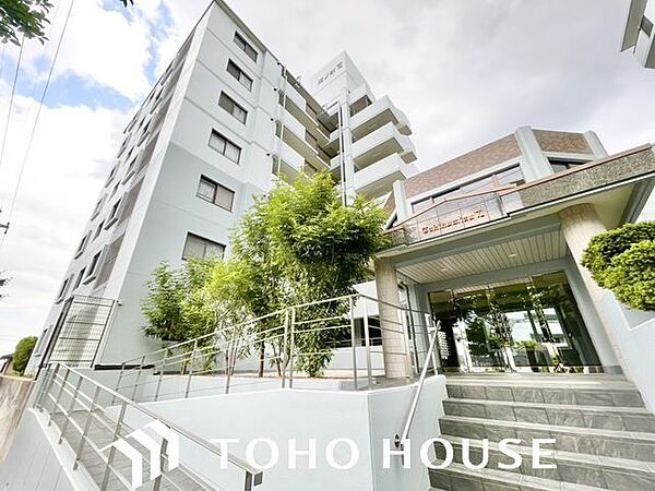 住まう方々が歳月をかけて育んだ豊かな歴史を感じるマンション。気品溢れる佇まいが暮らしを素敵に変える。