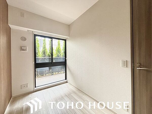 大きな窓からたっぷりと陽光が注がれる明るい空間。一日の疲れを癒してくれる洋室。時を忘れて過ごす空間。