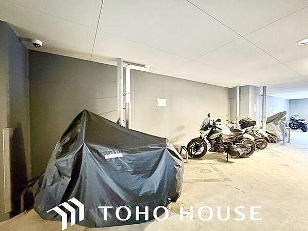 敷地内バイク置場。