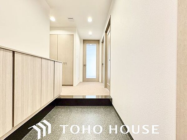玄関はお家の顔としてすっきりとした素敵な空間に。印象のよい玄関は爽やかな住まいへの入り口です。