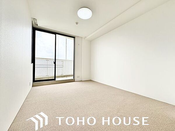 開口部が広くたくさんの陽を取り入れます。窓を開ければ気持ちよい風が舞い込んできて開放的な空間を演出。