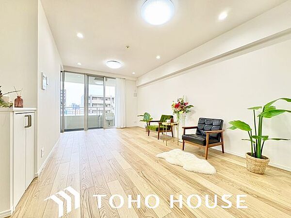 光と風があふれる開放的なリビングダイニング。明るく穏やかな空気のなかで飲んだり、食べたり、笑ったり。