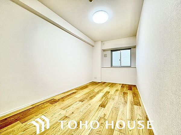 ナチュラルカラーのフローリングのお部屋は、温かみを感じさせリラックスをもたらす効果があります。