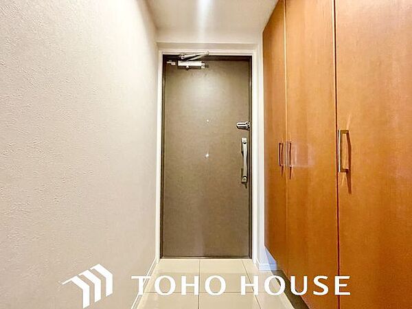 毎日出入りに使う玄関は外出する時は爽やかに、帰宅するときはホッとする落ち着いた空間へ。