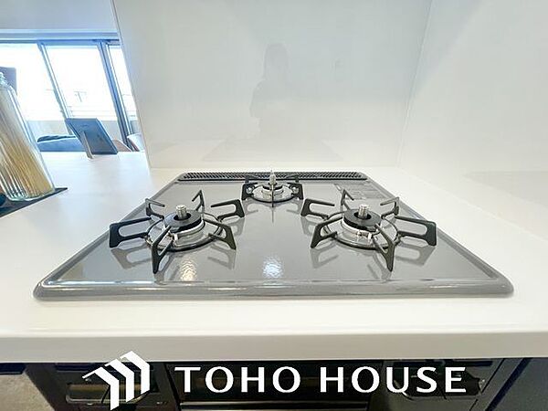 忙しいときでも一度にたくさんの料理が作れる3口コンロ。使い勝手の良さを考えました。