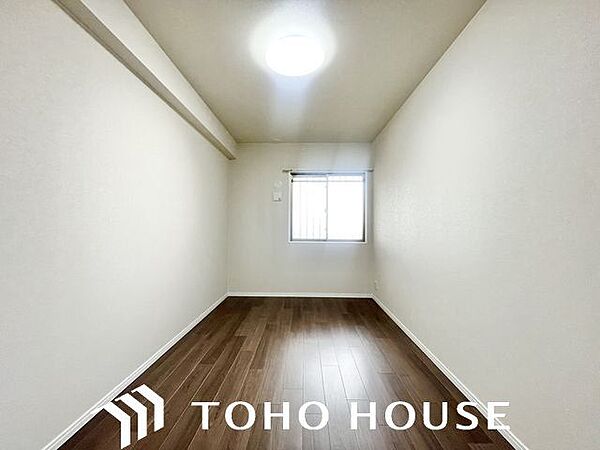 居心地のいい暮らしには欠かせない眩い採光。窓からこの空間に降り注ぐ採光が絶えません。
