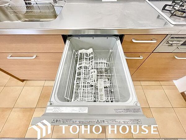 ビルトイン食洗機は作業台が広く使え、見た目もスッキリ。節水や節電も充実して家事の手助けをしてくれます。