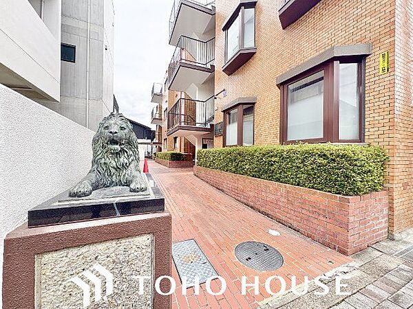 上質なデザインが落ち着きと高級感を与えます。お客様をもてなすのにぴったりなエントランス空間です。
