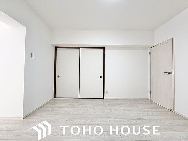 ナチュラルな木目調の床から木のぬくもりを感じられる広々としたお部屋。