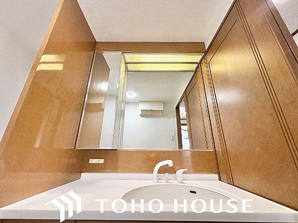 清潔感のある色合いのプライベート空間は、身だしなみチェックや肌のお手入れに最適です。