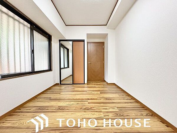 木のぬくもりを感じられる、のびのびとした明るい洋室です。いつまでも快適に暮らせる空間が広がります。