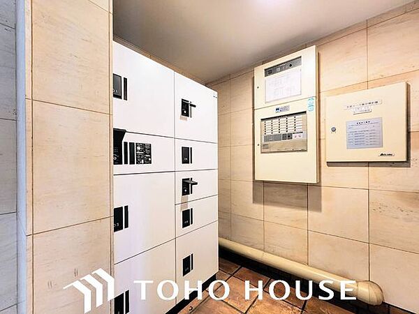 お仕事やお出かけで荷物が受け取れない時も大変便利な宅配ボックス完備。