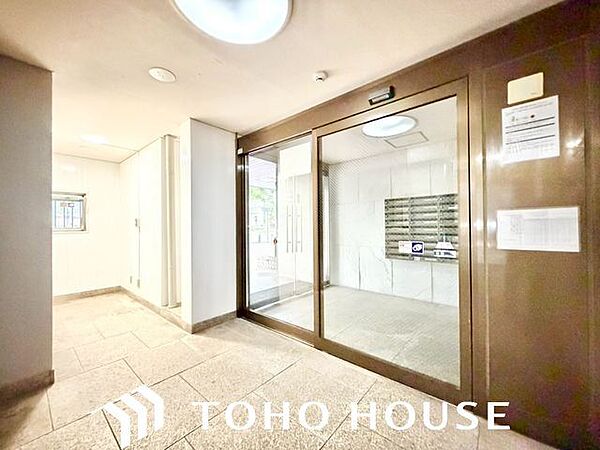 落ち着きのある温かな風情のエントランスは、訪れる方々を優しく包み込み、心地よい空間を演出しています。