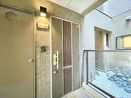 住まいの顔となる玄関は、落ち着きと華やぎの満ちた空間に。ご家族の「行ってきます」「ただいま」を見守り続けます。