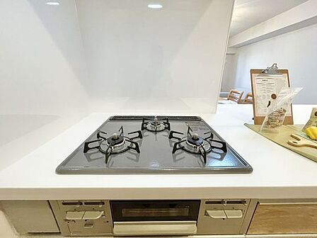 忙しいときでも一度にたくさんの料理が作れる3口コンロ。使い勝手の良さを考えました。