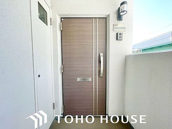 毎日出入りに使う玄関は外出する時は爽やかに、帰宅するときはホッとする落ち着いた空間へ。