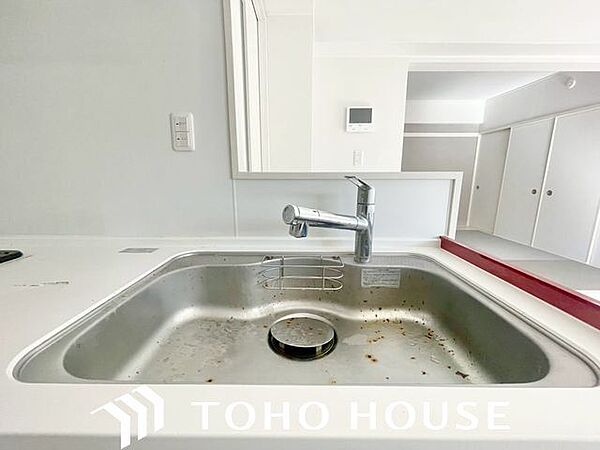 キレイなお水がいつでも安心して飲める浄水器付。