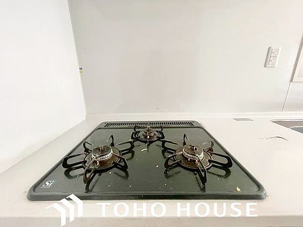 忙しいときでも一度にたくさんの料理が作れる3口コンロ。使い勝手の良さを考えました。