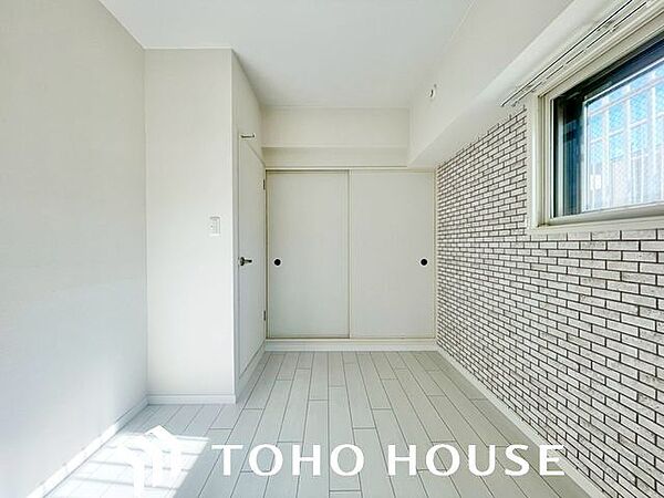 明るい色味の床は、部屋を明るく清潔な印象に見せる効果あり。圧迫感が少くゆったりと感じる事ができます。