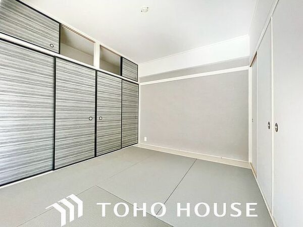 和室は心落ち着く空間。家族団らんや来客時の客間等々、多目的に活用出来る便利なスペースです。