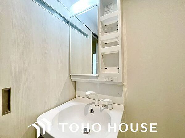 清潔感のある色合いのプライベート空間は、身だしなみチェックや肌のお手入れに最適です。