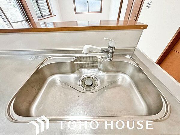 大きな調理器具や食器類もゆったり洗えるシンクです。