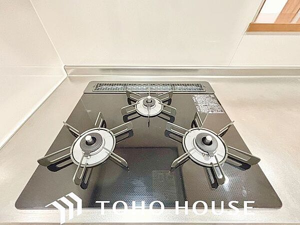 忙しいときでも一度にたくさんの料理が作れる3口コンロ。使い勝手の良さを考えました。