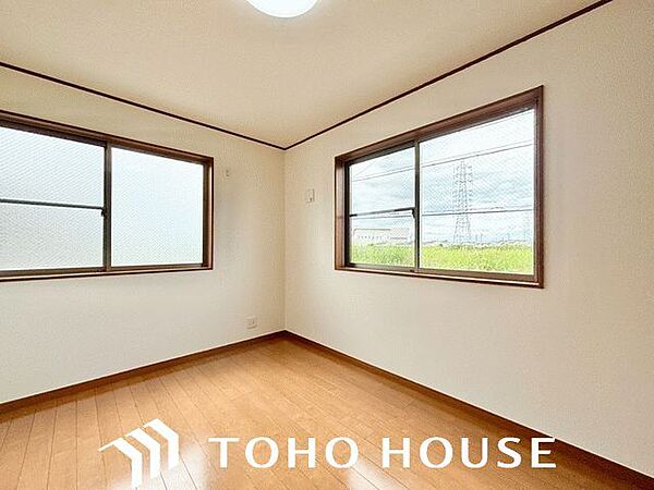 居心地のいい暮らしには欠かせない眩い採光。ゆったりとした幅の窓からこの空間に降り注ぐ採光が絶えません。