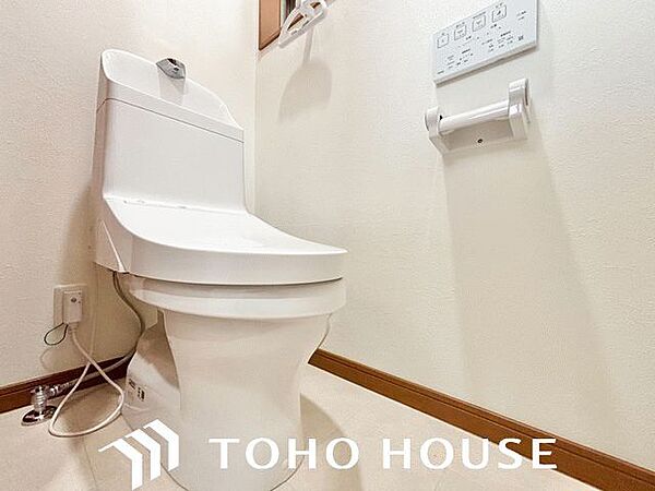 換気と明るさに配慮した、清潔感溢れるトイレ。落ち着いた空間で安らぎのひとときをお過ごしいただけます。
