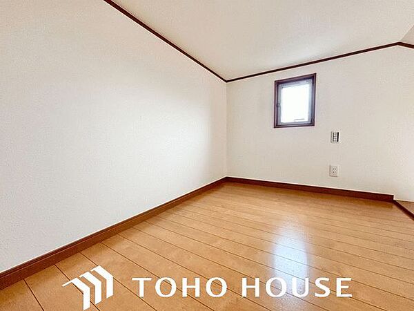 広々としたロフトで様々な用途に使えそうです。季節物を収納する場所にも最適です。