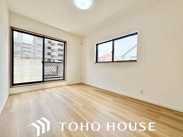 大きな窓からたっぷりと陽光が注がれる明るい空間。一日の疲れを癒してくれる洋室。時を忘れて過ごす空間。