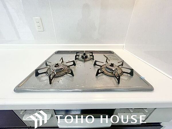 忙しいときでも一度にたくさんの料理が作れる3口コンロ。使い勝手の良さを考えました。