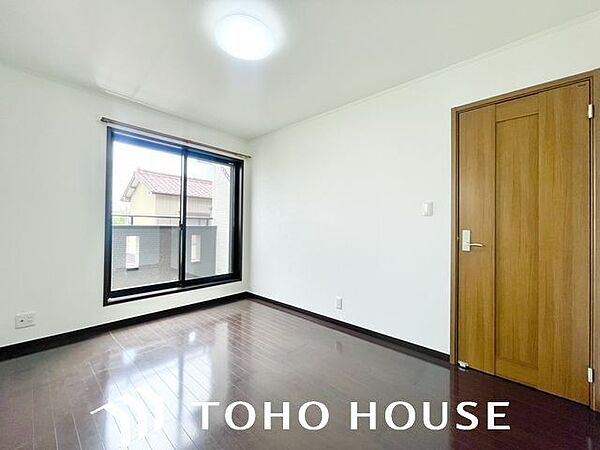 木のぬくもりを感じられる、のびのびとした明るい洋室です。いつまでも快適に暮らせる空間が広がります。