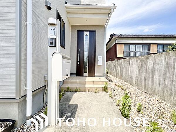 洗練された雰囲気漂う魅力的なエントランス。訪れる人を心地よく出迎えてくれます。