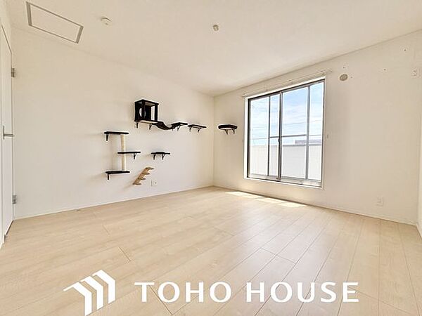大きな窓からたっぷりと陽光が注がれる明るい空間。時を忘れて過ごせるお部屋。