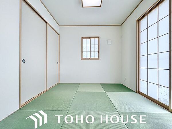 客間になったり、寝室になったりとなにかと便利な和室。井草の香りがやすらぎを与えます。