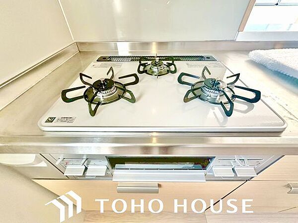 忙しいときでも一度にたくさんの料理が作れる3口コンロ。使い勝手の良さを考えました。