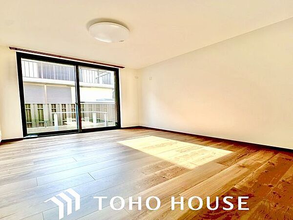 開口部が広くたくさんの陽を取り入れます。窓を開ければ気持ちよい風が舞い込んできて開放的な空間を演出。