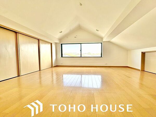 木のぬくもりを感じられる、のびのびとした明るい洋室です。いつまでも快適に暮らせる空間が広がります。
